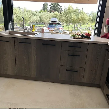 Homes 100m From * ניקיטי