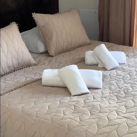 Homes 100m From דירה