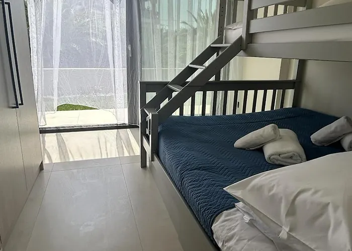 Homes 100m From * Никити